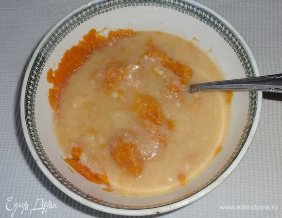 В тыкву добавить творожную массу, перемешать.