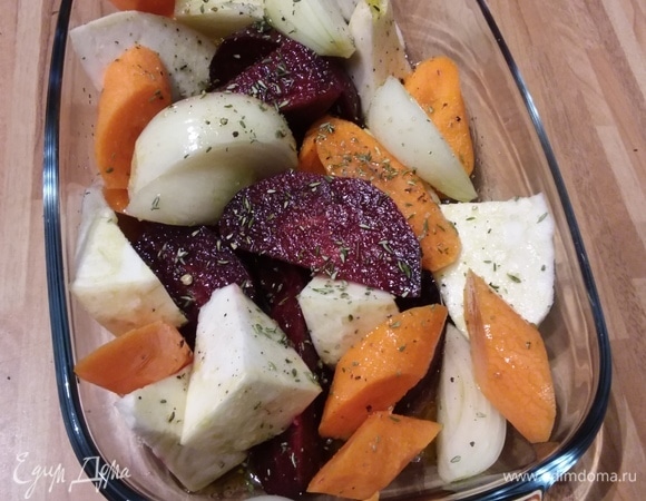 Овощи очистить, вымыть и нарезать на довольно крупные кусочки. Сложить в форму для запекания, полить оливковым маслом, яблочным уксусом, посолить и поперчить, посыпать сахаром и листиками тимьяна. Перемешать. Накрыть фольгой и запекать в заранее разогретой до 180°C духовке 30 минут. Затем снять фольгу и допекать еще в течение приблизительно 30 минут. Пробуйте готовность овощей в процессе приготовления. Дело в том, что кто-то любит овощи с «хрустинкой», а кто-то хочет полностью приготовленных овощей.