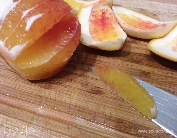 Как отделить мякоть апельсина от кожуры и пленок, показывает фото. Сок, образовавшийся в процессе очистки, нам понадобится. Заранее снимите цедру с 1 апельсина и смешайте ее с овощами.