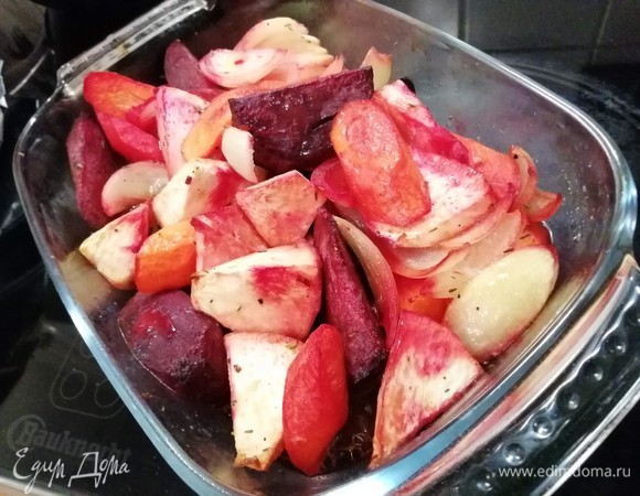 В процессе запекания овощи желательно периодически доставать из духовки и поливать образовавшимся соком.