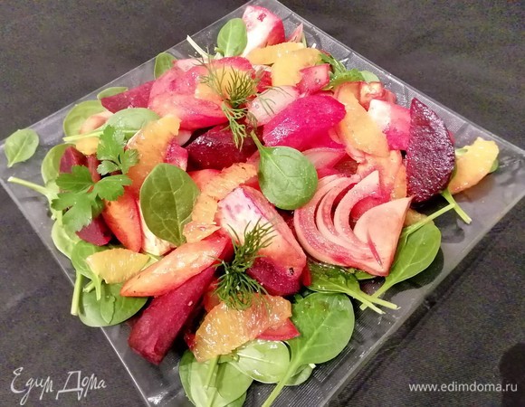 Выложить по бокам тарелки листья шпината или использовать другой салат. В середину выложить овощи. Разложить дольки апельсина. Смешать апельсиновый сок с соком от овощей и полить весь салат. Можно съесть салат и на этом этапе.