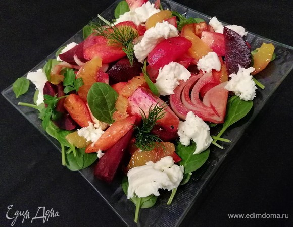 А можно порвать моцареллу на волокна и разложить на салате. Украсить зеленью. По необходимости посолить. Вместо моцареллы можно использовать козий мягкий сыр, фету или рикотту.