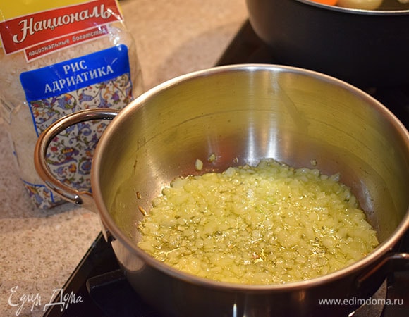 Репчатый лук мелко нарезать и обжарить в сотейнике на оливковом масле до мягкости.