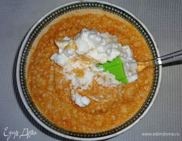 Постепенно добавляя в творожную массу белки, аккуратно перемешивать их лопаткой снизу вверх.