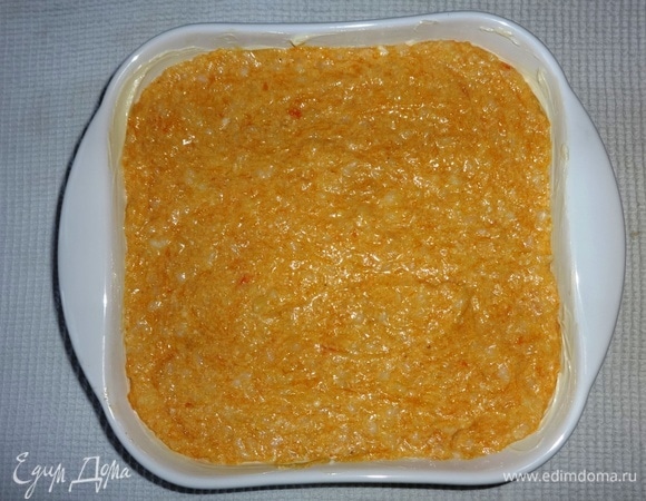 Выложить массу в форму. Поставить форму с запеканкой в духовку, разогретую до 180°C, на 35–40 минут. После выключения духовки подержать запеканку некоторое время в духовке.