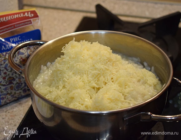 Когда рис сварится, добавить сыр. Перемешать, чтобы сыр полностью расплавился.
