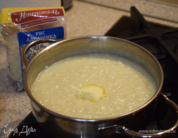 Затем добавить масло и хорошо вмешать его.