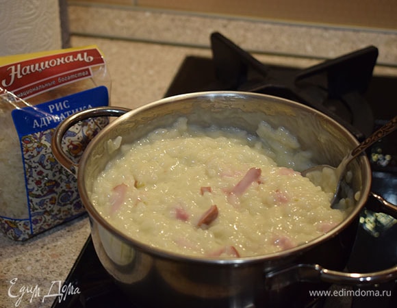 Добавить половину копченой грудинки и перемешать.