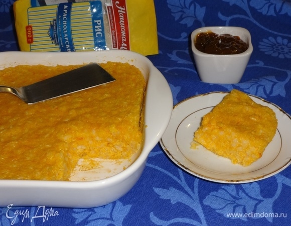 Подать к столу теплой, разрезать на порции. По желанию можно полить сметаной, натуральным йогуртом или кисловатым вареньем, так как запеканка довольно сладкая. Приятного аппетита!