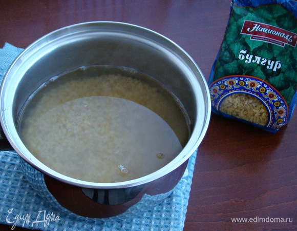 Затем воду слить, залить крупу кипятком и поставить варить до готовности.