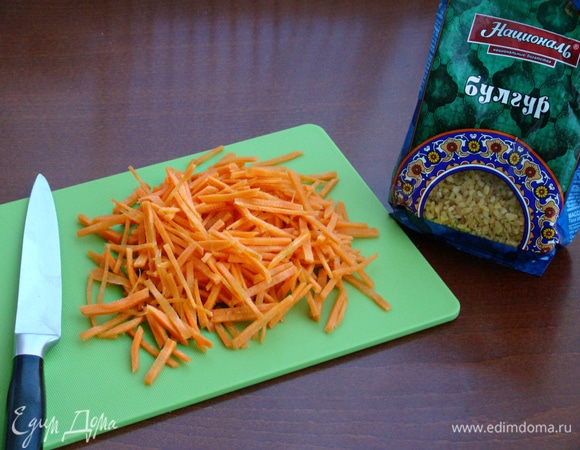 Пока варится крупа, приготовим начинку. Для этого морковь нашинковать соломкой или натереть на крупной терке.