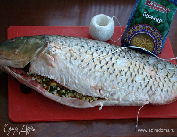 Нашу рыбу посолить и нафаршировать. Так как по своему замыслу я решила, что подавать карпа буду в «стоячем» виде, то его брюшко я зашила кулинарной нитью. Но если вы планируете его уложить, то зашивать необязательно.