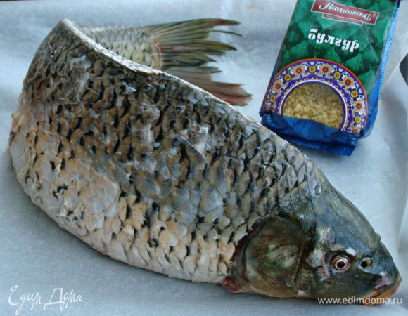 Готового карпа установить или уложить на противень и запекать в разогретой до 180–190°C духовке примерно минут 40–50. Готового карпа вынуть и обмазать 2 ст. л. сметаны и поставить обратно в духовку минут на 15 для красивого румяного «загара».