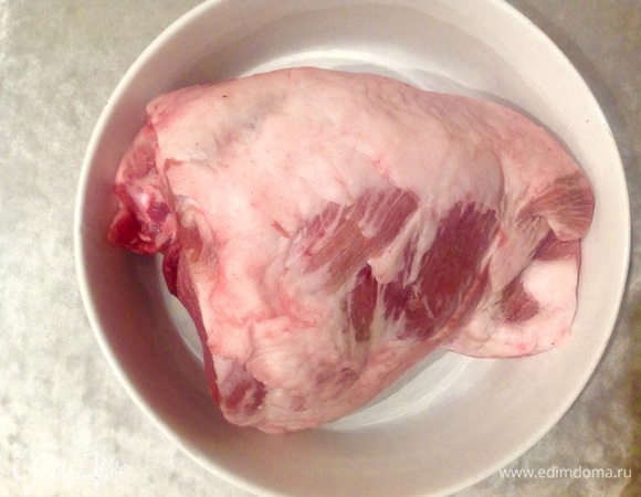 Беру хороший кусок свинины (лопатка без кости). Мою, просушиваю бумажным полотенцем.