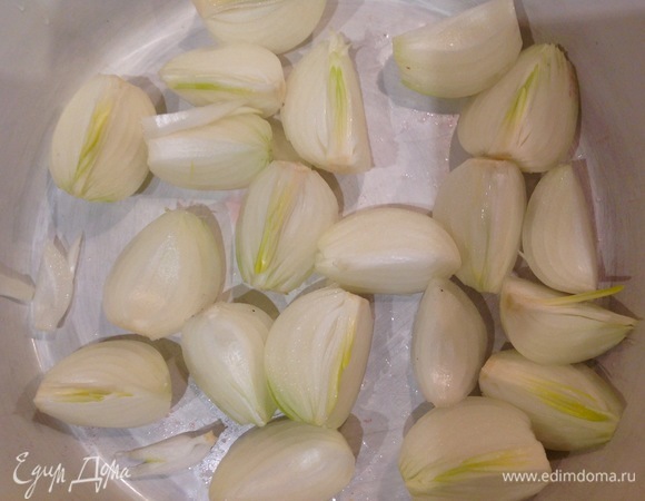 Лук чищу, режу на 4 части, смазываю форму для выпекания ложкой оливкового масла.