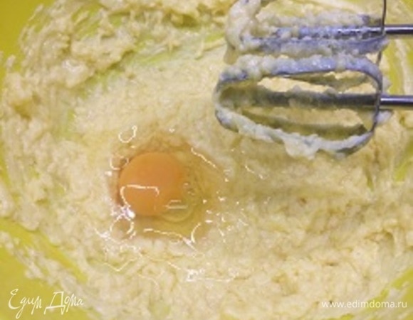 Затем добавляем по одному яйца и взбиваем еще минутку. Вливаем молоко, взбиваем.