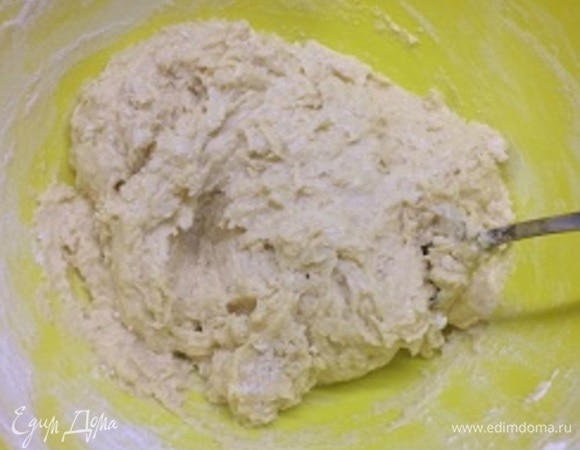 Половину муки смешиваем с содой и солью и добавляем к масляной смеси, замешиваем ложкой.