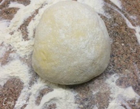 Остальную муку высыпаем на стол, выкладываем на нее тесто и уже руками продолжаем вымешивать, но не слишком долго. Тесто не пристает к рукам и стало мягким — все, достаточно. Вот сколько муки у меня осталось, то есть не вся указанная мука используется. И всякий раз это получается по-разному. Общий вес теста чуть более 900 г.