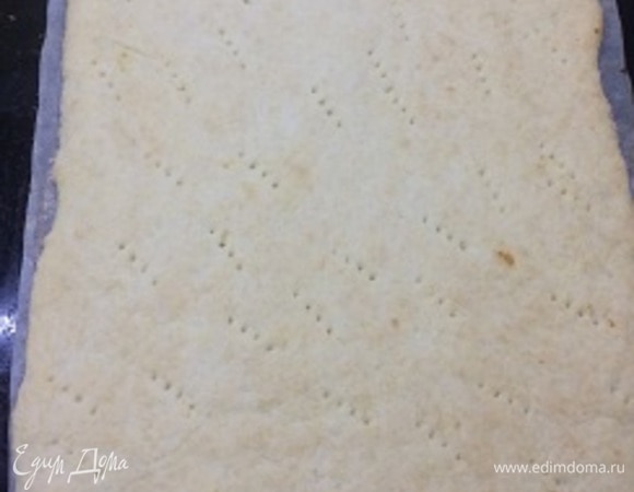 Наколотые вилкой пласты размером 35х22 см выпекаю на бумаге 10 минут при температуре 180–200°C (смотрите по своей духовке). Остывшие листы подравниваю и разрезаю пополам.