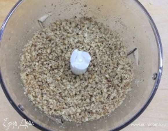 Грецкие орехи измельчаем. Столовую ложку откладываем для посыпки сверху.