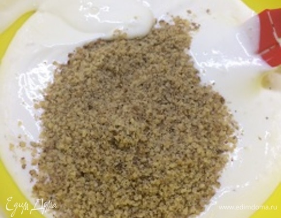 Сметану взбиваем с сахарной пудрой и ванильным сахаром. Смешиваем с орехами.