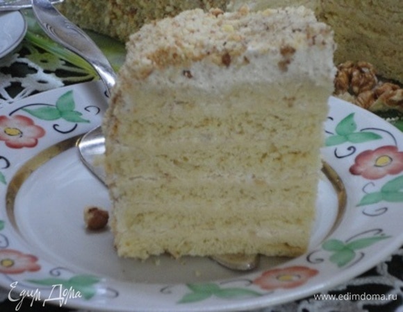 Коржи промазываем кремом. Бока украшаем посыпкой, а верх — орехами. Даем настояться. Лучше ночь.