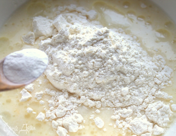 Добавить муку с разрыхлителем. В оригинале — сода.