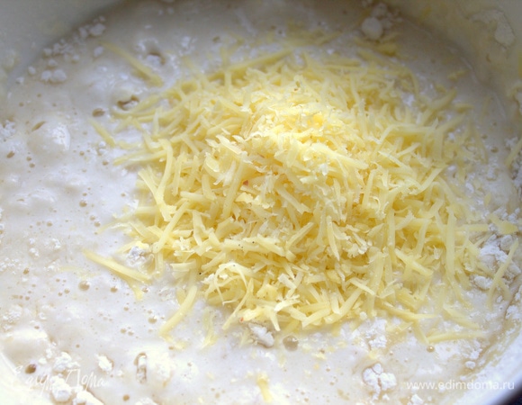 Натереть мелко сыр. Всыпать в тесто.