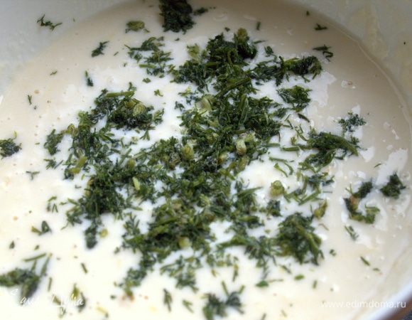 Порубить укроп. У меня замороженный.