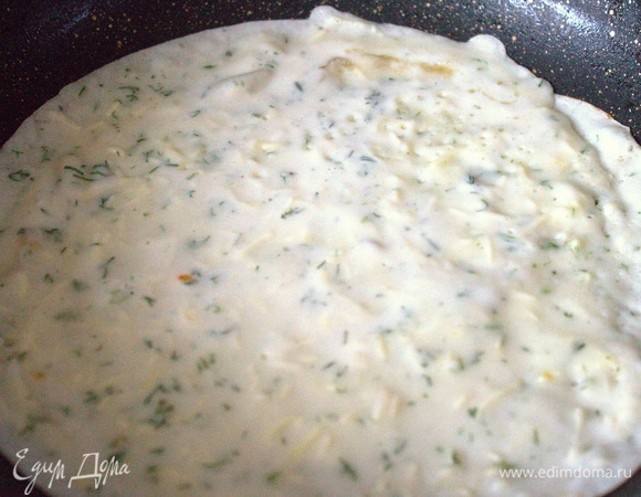 Выпекать на прогретой сковороде, смазав кисточкой с маслом.