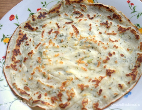 Готовые блины переносим на тарелку. Получится 5–6 блинчиков в зависимости от размера.