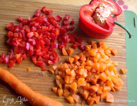 Для начинки морковь отварить заранее. Я варю вместе с картофелем и вынимаю раньше. Нарезать мелко с паприкой.