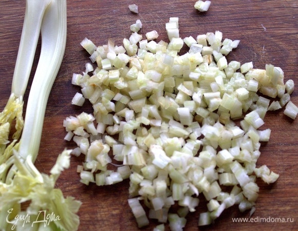 Немного порубить сельдерей для сочности.