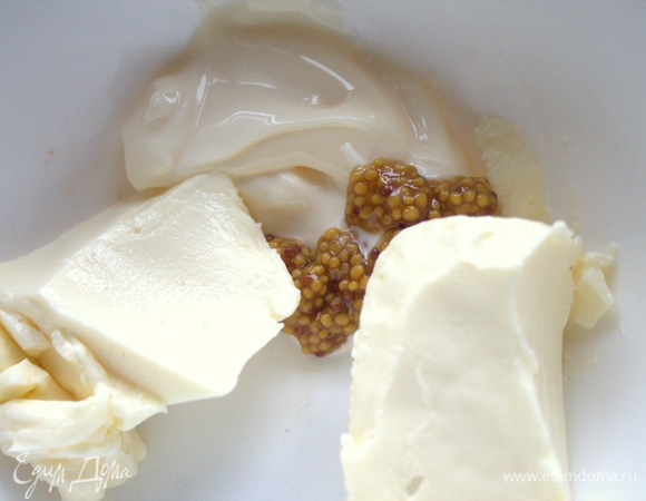 Сливочный плавленый сыр ввести в майонез с горчицей.