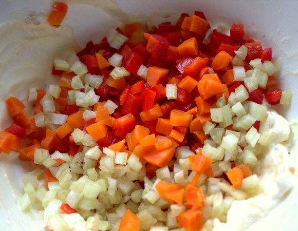 Добавляем овощи.