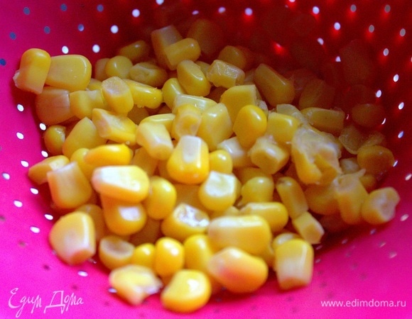 В это время кукурузу процедить.