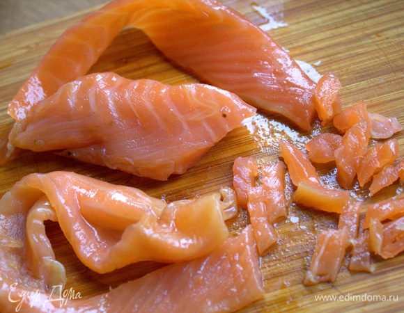 Филе рыбы мелко нарезать.