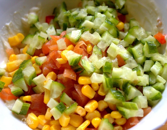 Пересыпаем кукурузу вместе с огурцом в начинку.