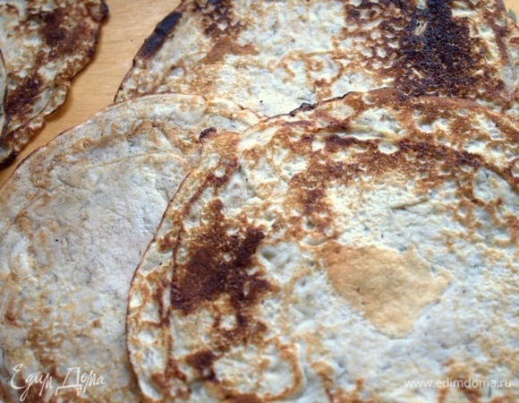 Взять 3 блина, положить внахлест. Больших хватит 2 штуки.