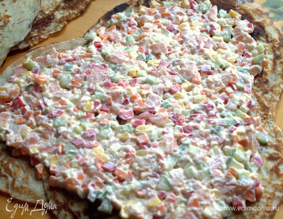 Распределить начинку, отступив от края.