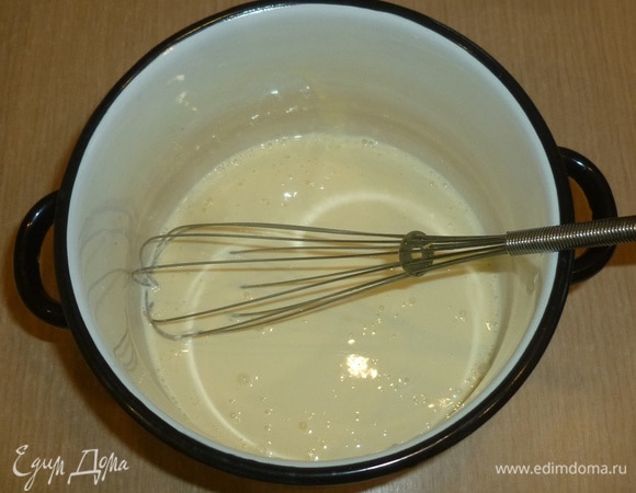 Духовку разогреть до 180°C. Отделить желтки от белков, 2 желтка нам не понадобятся. 2 оставшихся желтка взбить со сметаной, сливками и мукой.