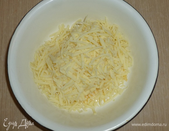 Сыр натереть на крупной терке.