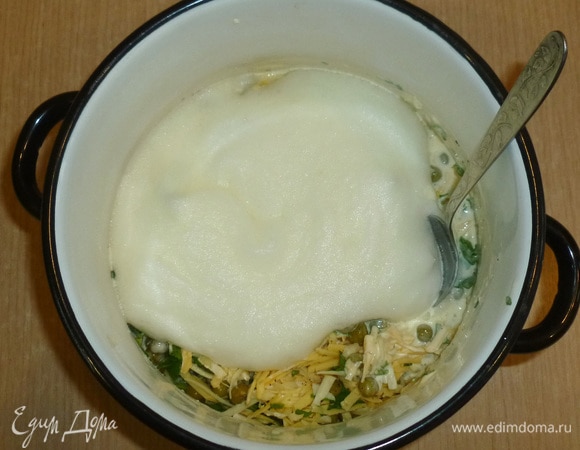 Отдельно взбить миксером белки со щепоткой соли в пышную пену и аккуратно ввести в тесто.