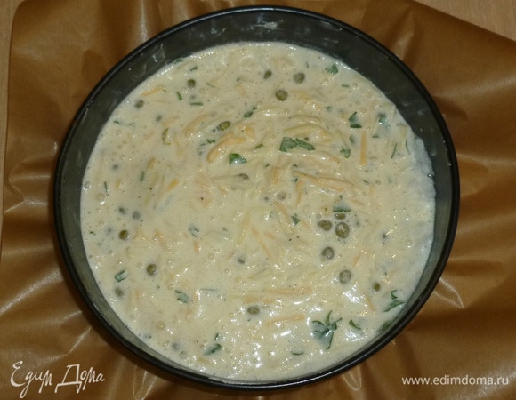 Дно разъемной формы застелить пергаментом, бортики смазать маслом. Выложить тесто и выпекать 45 минут.