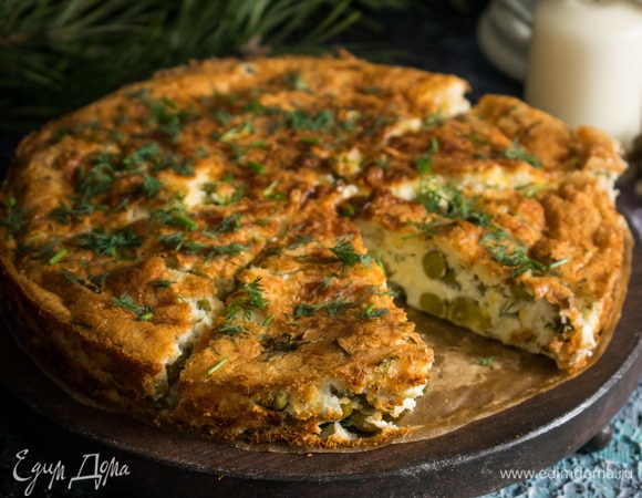 Пирог остудить в форме. Пройтись тонким ножом вдоль бортиков и снять их. Посыпать рубленой зеленью. Приятного аппетита!