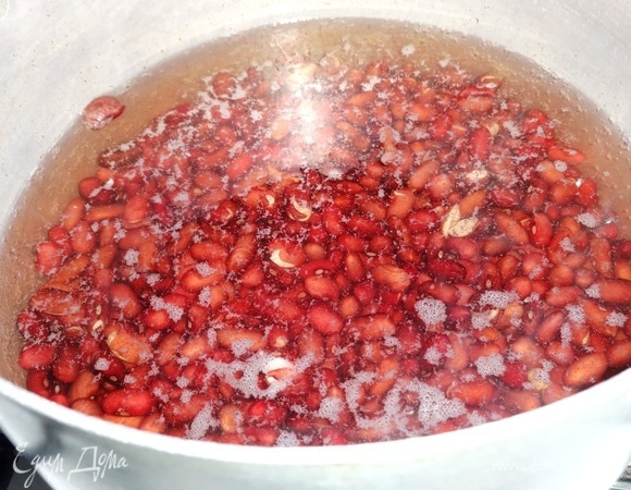 С замоченной фасоли слить воду, промыть под проточной водой. Выложить фасоль в кастрюлю и залить водой на 4–5 см выше фасоли. Воду с фасолью довести до кипения, убавить огонь, накрыть крышкой и варить чуть больше часа.