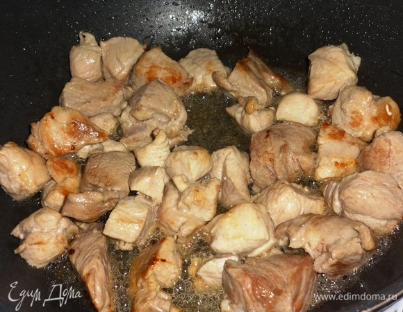 В сковороду налить часть растительного масла, разогреть его. Кладем кусочки свинины и обжариваем ее до румяной корочки. Выложить обжаренную свинину в чашку (без масла).