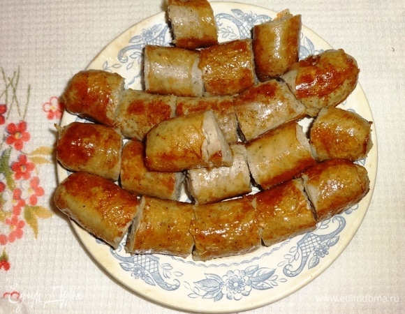 Выложить колбаски из сковороды, нарезать на кусочки.