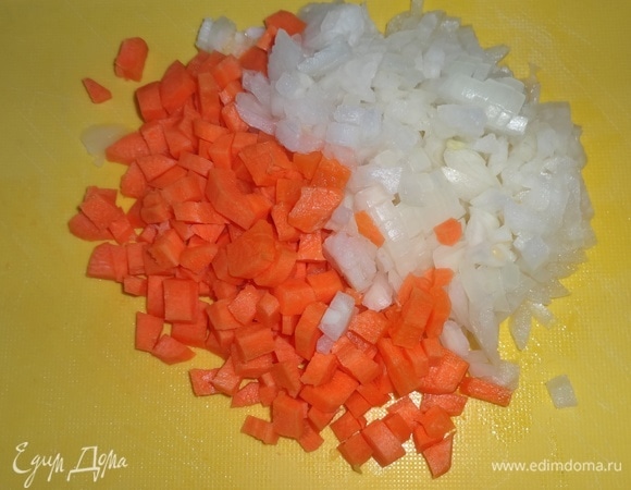 Лук и морковь почистить, вымыть, обсушить. Лук и морковь нарезать мелкими кубиками.