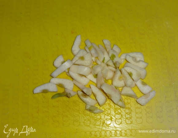 Чеснок почистить, нарезать пластинами. Выложить в сковороду и обжарить.